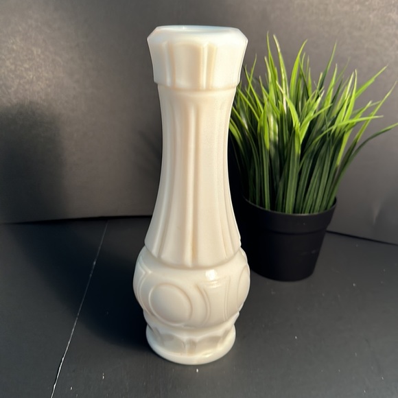 Accents Vintage Art Deco Milk Glass Bud Vase Bullseye Pattern 9